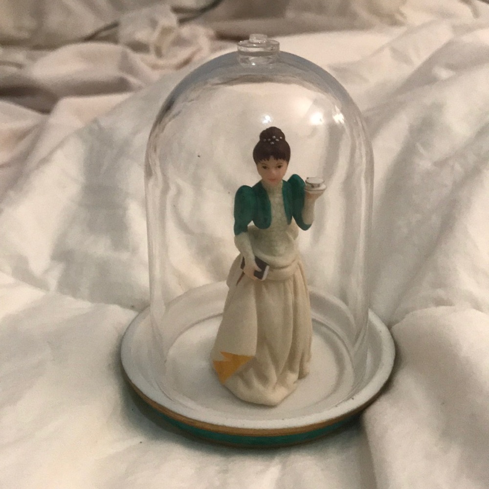 Mini mrs Albee doll with plate and cover Avon